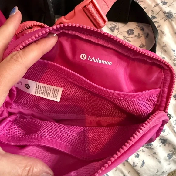 Hot pink Lululemon belt bag used once perfect condition - Picture 4 of 4